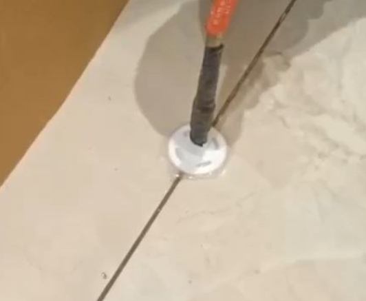 图们瓷砖空鼓维修公司专业解答瓷砖在铺贴过程中，如果没有涂抹均匀到位的粘结材料（如水泥砂浆或瓷砖胶），可能会导致以下问题